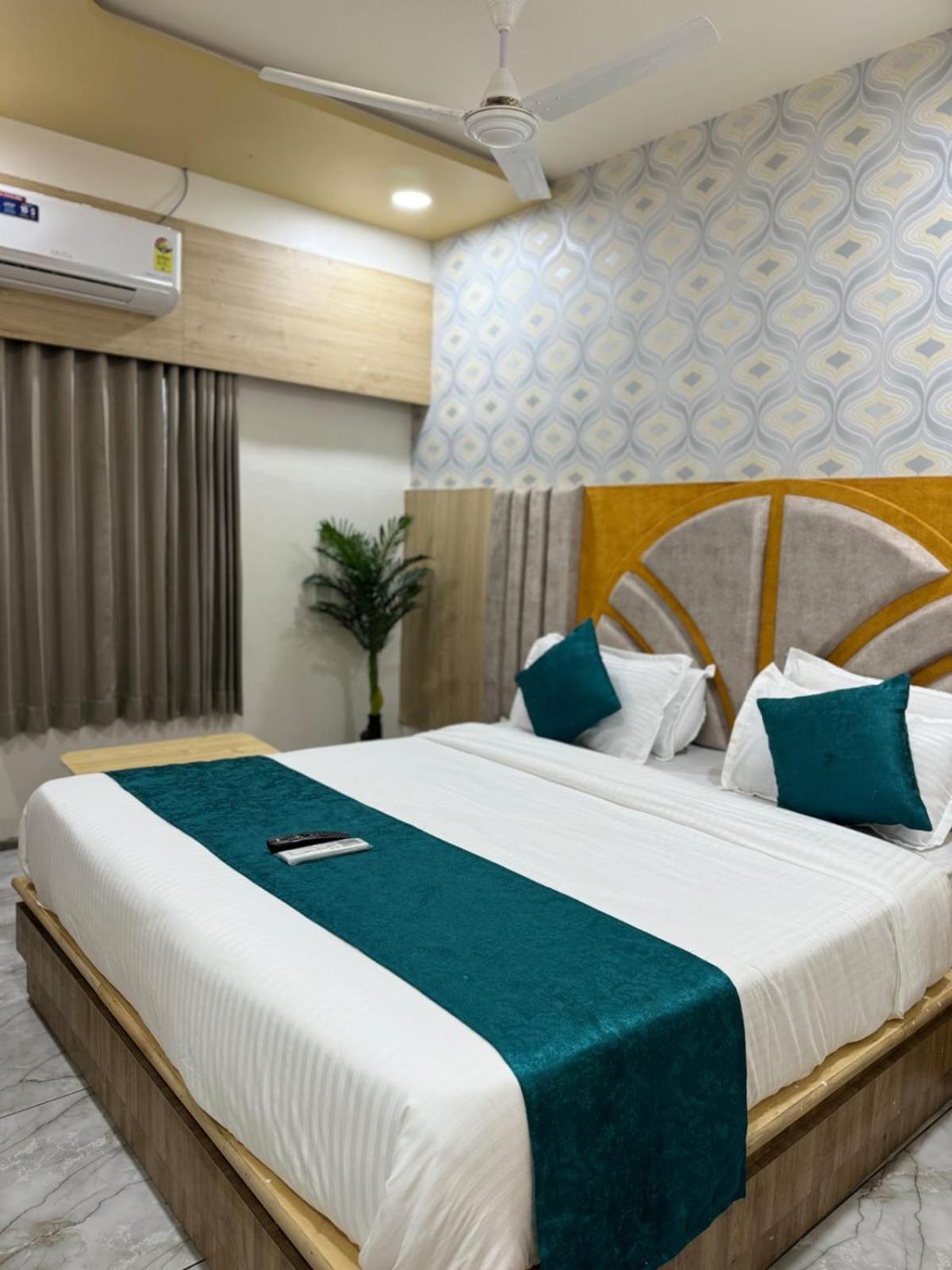 Hotel Alpine Ahmedabad Exterior photo