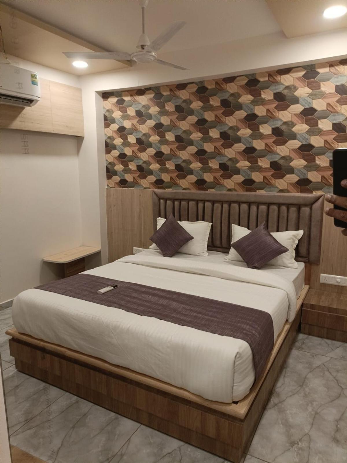 Hotel Alpine Ahmedabad Exterior photo